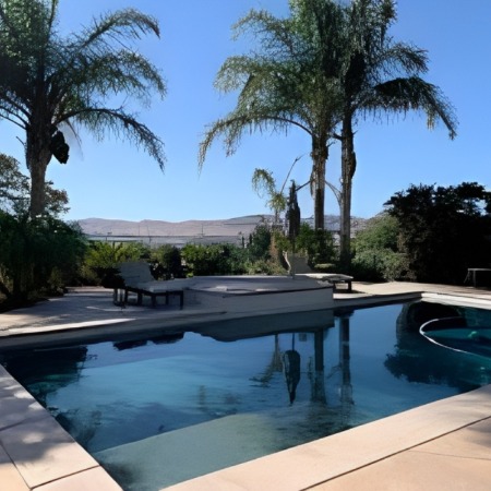 Tamera Mowry's house has a swimming pool.